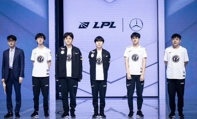 球传向空位 球传向空位