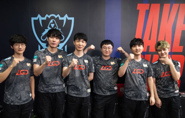 我们拭目以 我们拭目以